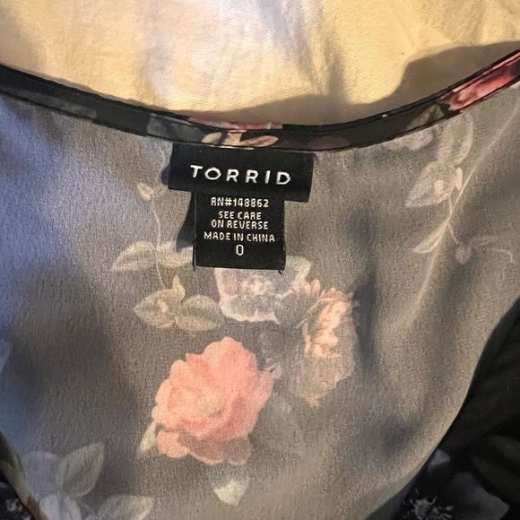 Torrid Floral Babydoll Top Blouse V-Neck Cape Sleeve Plus Size 0 Lightwe… - Picture 3 of 3